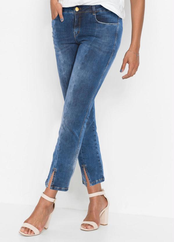 Calça Jeans com Abertura na Barra (Azul Médio)