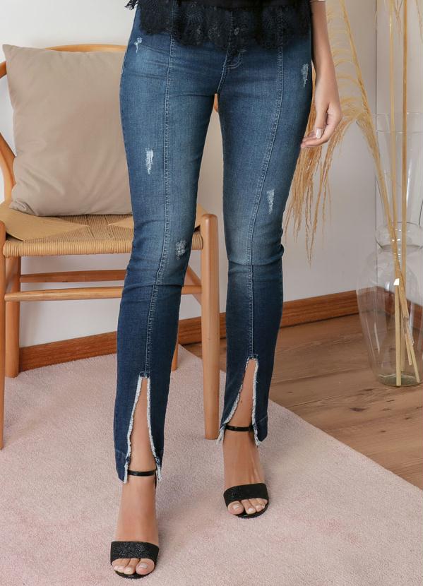 Calça Skinny (Jeans) com Puídos e Fendas