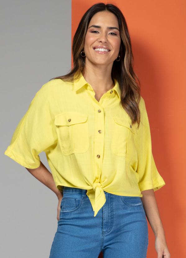 Camisa em Tecido com Bolsos e Botes (Amarela)