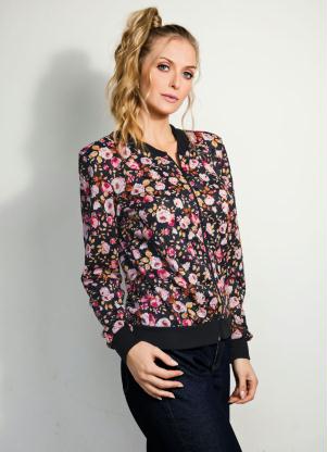 jaqueta bomber preta e floral