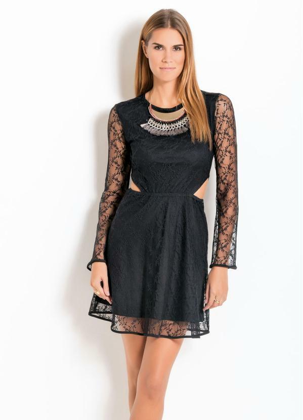 vestido preto com manga longa de renda
