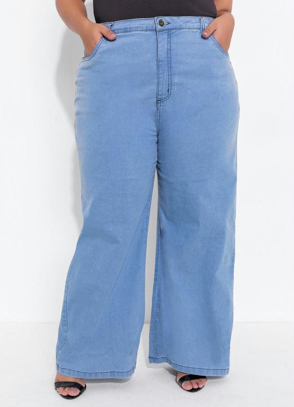 Calça Mom Jeans Plus Size (Azul Claro) com Bolsos